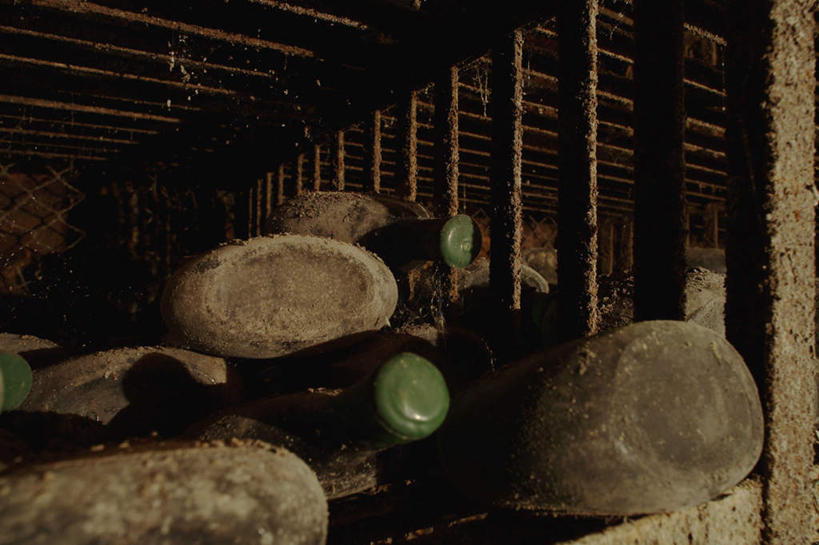 红酒,葡萄酒,无人,横图,室内,白天,正面,阴影,反射,影子,墙,酒类,仓库,酒窖,墙壁,墙面,玻璃制品,酒,酒瓶,饮料,玻璃瓶,瓶子,红葡萄酒,彩图