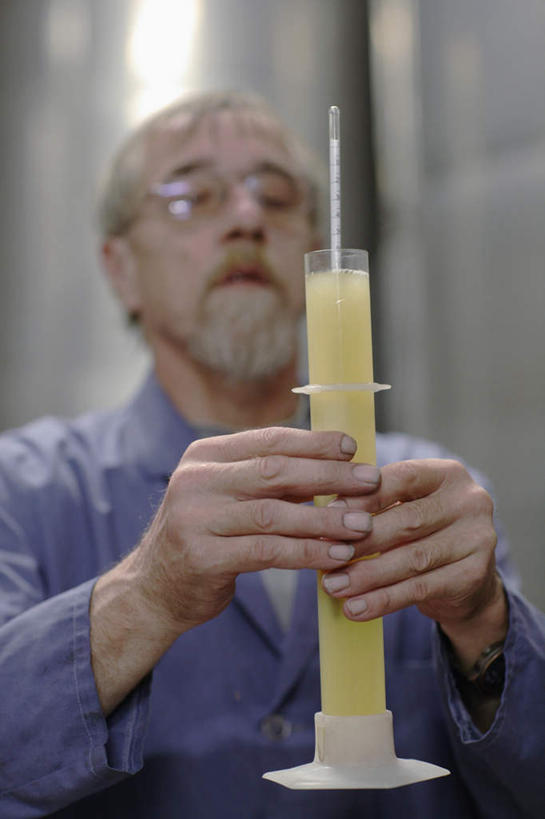 西方人,胡须,一个人,科学家,工厂,站,竖图,室内,白天,正面,实验,仪器,杯子,欧洲,欧洲人,仅一个男性,仅一个人,戴,握,服装,朦胧,模糊,研究,透明,分析,化学,测试,试管,眼镜,拿,拿着,注视,玻璃制品,衣服,玻璃瓶,瓶子,观察,看,站着,仅一个老年男性,器皿,握着,服饰,观看,察看,衣着,穿着,关注,近视眼镜,计量,科学研究者,玻璃仪器,试验耗材,实验用品,衣饰,老年男性,男人,男性,白种人,胡子,络腮胡,科学工作者,玻璃杯,站立,半身,彩图,工地,制造厂