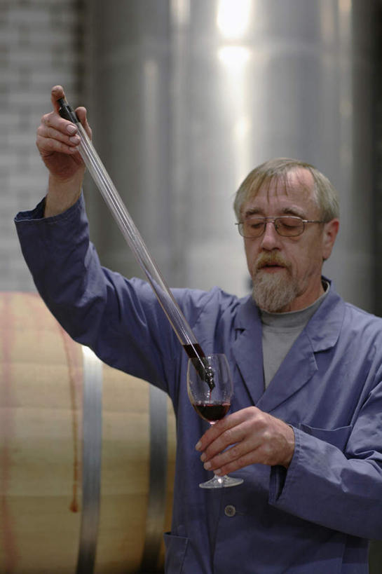 西方人,胡须,一个人,科学家,工厂,站,竖图,室内,白天,正面,实验,仪器,杯子,欧洲,欧洲人,仅一个男性,仅一个人,戴,握,服装,研究,透明,分析,化学,测试,试管,眼镜,拿,拿着,注视,玻璃制品,衣服,玻璃瓶,瓶子,观察,看,站着,仅一个老年男性,器皿,握着,服饰,观看,察看,衣着,穿着,关注,近视眼镜,计量,科学研究者,玻璃仪器,试验耗材,实验用品,衣饰,老年男性,男人,男性,白种人,胡子,络腮胡,科学工作者,玻璃杯,站立,半身,彩图,工地,制造厂