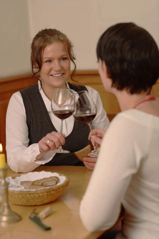 红酒,葡萄酒,西方人,背部,两个人,家庭,伙伴,朋友,餐厅,坐,笑,微笑,露齿笑,竖图,室内,白天,正面,友谊,餐桌,桌子,杯子,欧洲,欧洲人,握,服装,高脚杯,红酒杯,酒类,拿,拿着,注视,玻璃制品,酒,饮料,衣服,酒杯,观察,看,温暖,温馨,一家人,红葡萄酒,握着,服饰,餐台,观看,和睦,察看,衣着,穿着,关注,衣饰,友情,年轻女性,女人,女性,白种人,玻璃杯,坐着,半身,彩图,餐馆,饭店,饭馆,融洽