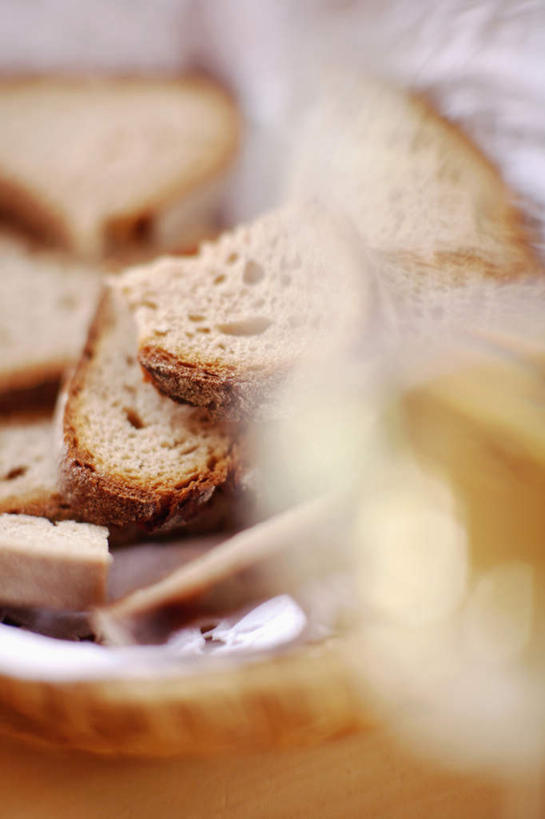 点心,面包,红酒,葡萄酒,无人,交叉,竖图,俯视,室内,特写,白天,下午茶,竹子,杯子,餐具,切片,竹制,朦胧,模糊,编织,碟子,高脚杯,篮子,盘,食品,甜点,甜品,红酒杯,白葡萄酒,酒类,一杯,玻璃制品,酒,食物,糕点,饮料,盘子,酒杯,竹篮,碟,甜食,竹条,交织,竹制品,穿插,玻璃杯,彩图,高角度拍摄,烘烤