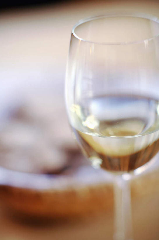 红酒,葡萄酒,无人,交叉,竖图,俯视,室内,特写,白天,竹子,杯子,竹制,朦胧,模糊,编织,高脚杯,篮子,红酒杯,白葡萄酒,酒类,一杯,玻璃制品,酒,饮料,酒杯,竹篮,竹条,交织,竹制品,穿插,玻璃杯,彩图,高角度拍摄