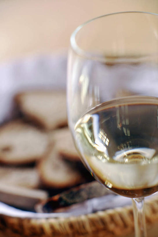 点心,面包,红酒,葡萄酒,无人,交叉,竖图,俯视,室内,特写,白天,下午茶,竹子,杯子,切片,竹制,朦胧,模糊,编织,高脚杯,篮子,食品,甜点,甜品,红酒杯,白葡萄酒,酒类,一杯,玻璃制品,酒,食物,糕点,饮料,酒杯,竹篮,甜食,竹条,交织,竹制品,穿插,玻璃杯,彩图,高角度拍摄,烘烤