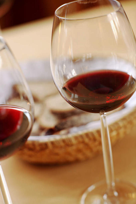 点心,面包,红酒,葡萄酒,无人,交叉,竖图,俯视,室内,特写,白天,下午茶,竹子,杯子,切片,竹制,朦胧,模糊,编织,高脚杯,篮子,食品,甜点,甜品,红酒杯,酒类,两杯,玻璃制品,酒,食物,糕点,饮料,酒杯,竹篮,甜食,红葡萄酒,竹条,交织,竹制品,穿插,玻璃杯,彩图,高角度拍摄,烘烤