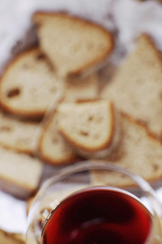 点心,面包,红酒,葡萄酒,无人,交叉,竖图,俯视,室内,特写,白天,下午茶,竹子,杯子,切片,竹制,朦胧,模糊,编织,高脚杯,篮子,食品,甜点,甜品,红酒杯,酒类,一杯,玻璃制品,酒,食物,糕点,饮料,酒杯,竹篮,甜食,红葡萄酒,竹条,交织,竹制品,穿插,玻璃杯,彩图,高角度拍摄,烘烤