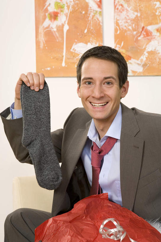 西方人,一个人,客厅,坐,笑,微笑,露齿笑,竖图,室内,白天,正面,西装,沙发,礼盒,礼物,欧洲,圣诞节,欧洲人,仅一个男性,仅一个人,仅一个中年男性,握,套装,服装,正装,节日,庆祝,装饰,纸盒,拿,拿着,注视,职业装,文化,袜子,盒子,画,衣服,包装盒,礼品盒,观察,看,庆典,握着,服饰,礼品,观看,纪念,长袜,华丽,修饰,点缀,察看,起居室,衣着,穿着,关注,布艺沙发,长筒袜,衬托,美观,雅致,雅观,衣饰,客堂,长统袜,男人,男性,中年男性,白种人,装饰画,坐着,半身,彩图