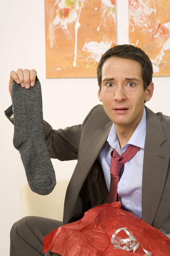 西方人,一个人,客厅,坐,竖图,室内,白天,正面,西装,沙发,礼盒,礼物,欧洲,圣诞节,欧洲人,仅一个男性,仅一个人,仅一个中年男性,握,套装,服装,正装,节日,庆祝,装饰,纸盒,拿,拿着,注视,职业装,文化,袜子,盒子,画,衣服,包装盒,礼品盒,观察,看,庆典,握着,服饰,礼品,观看,纪念,长袜,华丽,修饰,点缀,察看,起居室,衣着,穿着,关注,布艺沙发,长筒袜,衬托,美观,雅致,雅观,衣饰,客堂,长统袜,男人,男性,中年男性,白种人,装饰画,坐着,半身,彩图