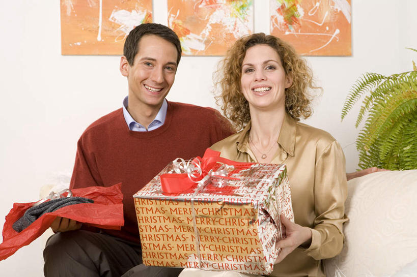 西方人,两个人,家庭,夫妻,客厅,坐,笑,微笑,露齿笑,横图,室内,白天,正面,爱情,沙发,礼盒,礼物,欧洲,圣诞节,欧洲人,握,服装,节日,庆祝,装饰,纸盒,墙,浪漫,拿,拿着,注视,文化,墙壁,墙面,盒子,衣服,包装盒,礼品盒,观察,看,庆典,温暖,温馨,一家人,恩爱,握着,恋人,服饰,礼品,观看,纪念,华丽,修饰,点缀,和睦,察看,起居室,衣着,穿着,关注,挂画,布艺沙发,衬托,美观,雅致,雅观,衣饰,客堂,男人,男性,女人,女性,中年男性,中年女性,白种人,情侣,装饰画,坐着,半身,彩图,伴侣,融洽