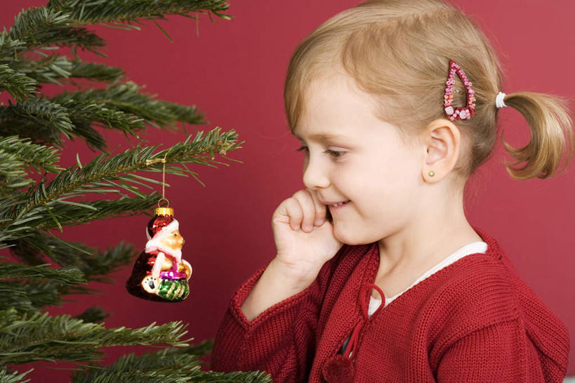 西方人,儿童,一个人,站,横图,室内,白天,侧面,纯洁,植物,欧洲,圣诞节,欧洲人,仅一个女性,仅一个人,悬挂,红色背景,服装,节日,庆祝,装饰,头饰,圣诞树,注视,文化,装饰品,树,树木,小孩,衣服,绿色,自然,发夹,发饰,夹子,装饰物,观察,看,站着,仅一个小孩,庆典,可爱,童年,童趣,服饰,生长,成长,观看,纪念,华丽,修饰,点缀,察看,衣着,穿着,关注,饰物,童真,烂漫,无邪,衬托,美观,雅致,雅观,衣饰,天真,女孩,女人,女性,白种人,孩子,站立,半身,彩图,女生