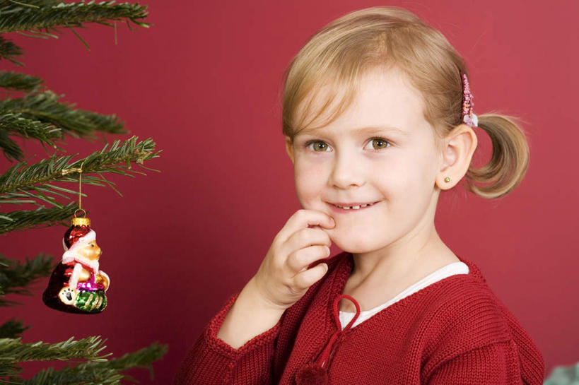 西方人,儿童,一个人,站,横图,室内,白天,正面,纯洁,植物,欧洲,圣诞节,欧洲人,仅一个女性,仅一个人,悬挂,红色背景,服装,节日,庆祝,装饰,头饰,圣诞树,注视,文化,装饰品,树,树木,小孩,衣服,绿色,自然,发夹,发饰,夹子,装饰物,观察,看,站着,仅一个小孩,庆典,可爱,童年,童趣,服饰,生长,成长,观看,纪念,华丽,修饰,点缀,察看,衣着,穿着,关注,饰物,童真,烂漫,无邪,衬托,美观,雅致,雅观,衣饰,天真,女孩,女人,女性,白种人,孩子,站立,半身,彩图,女生