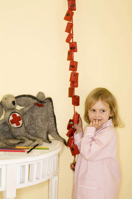 西方人,儿童,一个人,站,竖图,室内,白天,侧面,游戏,纯洁,桌子,玩具,欧洲,圣诞节,欧洲人,仅一个女性,仅一个人,服装,节日,庆祝,玩,注视,文化,娱乐,书桌,小孩,衣服,课桌,观察,看,站着,仅一个小孩,庆典,休闲,可爱,童年,童趣,益智,服饰,观看,活动,纪念,察看,衣着,穿着,发泄,关注,消遣,智力,童真,烂漫,无邪,宣泄,衣饰,天真,女孩,女人,女性,白种人,孩子,玩耍,嬉戏,站立,半身,彩图,女生