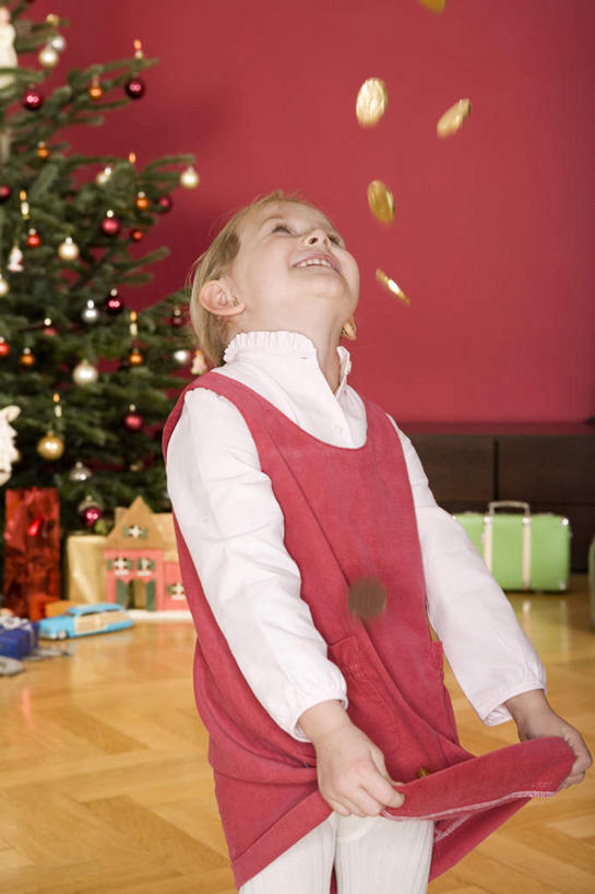 西方人,儿童,一个人,坐,竖图,室内,白天,正面,纯洁,欧洲,圣诞节,欧洲人,仅一个女性,仅一个人,服装,节日,庆祝,注视,文化,小孩,衣服,观察,看,仅一个小孩,庆典,可爱,童年,童趣,服饰,观看,纪念,察看,衣着,穿着,关注,童真,烂漫,无邪,衣饰,天真,女孩,女人,女性,白种人,孩子,抬头,仰头,坐着,半身,彩图,女生