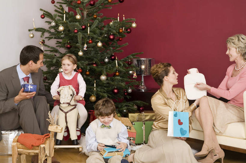 西方人,儿童,中年人,老年人,夫妻,母亲,父亲,女儿,儿子,祖母,三代同堂,坐,横图,室内,白天,正面,爱情,纯洁,植物,礼物,欧洲,圣诞节,欧洲人,五个人,握,服装,节日,庆祝,圣诞树,许多人,浪漫,拿,拿着,注视,文化,祖孙三代,树,树木,小孩,衣服,绿色,自然,装饰物,观察,看,一群人,庆典,温暖,温馨,父女,父子,母女,母子,恩爱,父爱,可爱,母爱,童年,童趣,握着,恋人,服饰,生长,奶奶,成长,观看,纪念,祖孙,和睦,察看,衣着,穿着,关注,童真,烂漫,无邪,外婆,外孙女,外祖母,外孙,外孙子,衣饰,天真,老年女性,男孩,男人,男性,女孩,女人,女性,中年男性,中年女性,白种人,孩子,夫妇,情侣,全家福,孙女,孙子,坐着,半身,彩图,伴侣,融洽,男生,女生,爸爸,多代同堂,妈妈