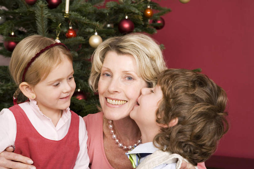 西方人,儿童,老年人,三个人,家庭,祖母,站,抱,吻,横图,室内,白天,正面,纯洁,植物,欧洲,圣诞节,欧洲人,服装,节日,庆祝,装饰,圣诞树,圣诞球,注视,文化,树,树木,小孩,衣服,绿色,自然,观察,看,站着,庆典,球体,温暖,温馨,一家人,可爱,童年,童趣,服饰,生长,奶奶,成长,抱着,观看,纪念,祖孙,和睦,察看,搂着,衣着,穿着,关注,童真,烂漫,无邪,外婆,外孙女,外祖母,外孙,外孙子,衣饰,天真,老年女性,男孩,男人,男性,女孩,女人,女性,白种人,孩子,孙女,孙子,怀抱,搂,搂抱,亲,亲吻,相抱,拥抱,站立,半身,彩图,融洽,男生,女生