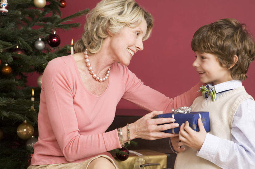 西方人,儿童,老年人,两个人,家庭,祖母,站,横图,室内,白天,正面,纯洁,植物,礼盒,礼物,欧洲,圣诞节,欧洲人,握,服装,节日,庆祝,纸盒,圣诞树,拿,拿着,注视,文化,盒子,树,树木,小孩,衣服,绿色,自然,包装盒,礼品盒,观察,看,站着,庆典,温暖,温馨,一家人,可爱,童年,童趣,握着,服饰,礼品,生长,奶奶,成长,观看,纪念,祖孙,和睦,察看,衣着,穿着,关注,童真,烂漫,无邪,外婆,外祖母,外孙,外孙子,衣饰,天真,老年女性,男孩,女人,女性,白种人,孩子,孙子,站立,半身,彩图,融洽,男生