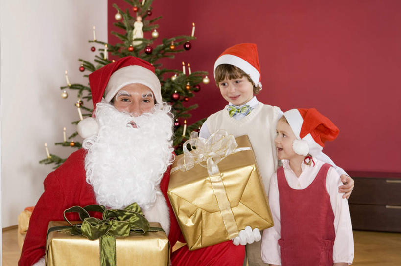 西方人,儿童,中年人,三个人,家庭,父亲,女儿,儿子,站,横图,室内,白天,正面,纯洁,植物,礼盒,礼物,帽子,欧洲,圣诞节,欧洲人,戴,握,服装,节日,庆祝,纸盒,圣诞树,拿,拿着,注视,文化,盒子,树,树木,小孩,衣服,绿色,自然,包装盒,装饰物,礼品盒,观察,看,站着,庆典,温暖,温馨,父女,父子,一家人,圣诞帽,父爱,可爱,童年,童趣,握着,服饰,礼品,生长,成长,观看,纪念,和睦,察看,衣着,穿着,关注,童真,烂漫,无邪,衣饰,天真,男孩,男人,男性,女孩,女人,女性,中年男性,白种人,孩子,站立,半身,彩图,融洽,男生,女生