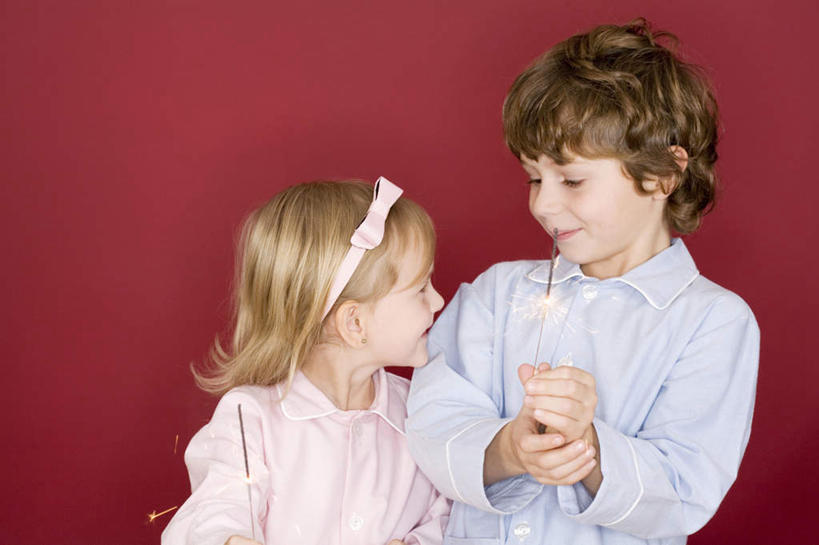 西方人,儿童,两个人,家庭,站,笑,微笑,露齿笑,横图,室内,白天,正面,纯洁,欧洲,欧洲人,红色背景,服装,装饰,注视,小孩,衣服,发箍,发饰,饰品,观察,看,站着,温暖,温馨,一家人,可爱,童年,童趣,摄影,服饰,影棚,头箍,观看,和睦,察看,衣着,穿着,关注,发卡,童真,烂漫,无邪,配饰,衣饰,天真,男孩,男人,男性,女孩,女人,女性,白种人,孩子,站立,半身,彩图,影棚拍摄,拍摄,融洽,男生,女生