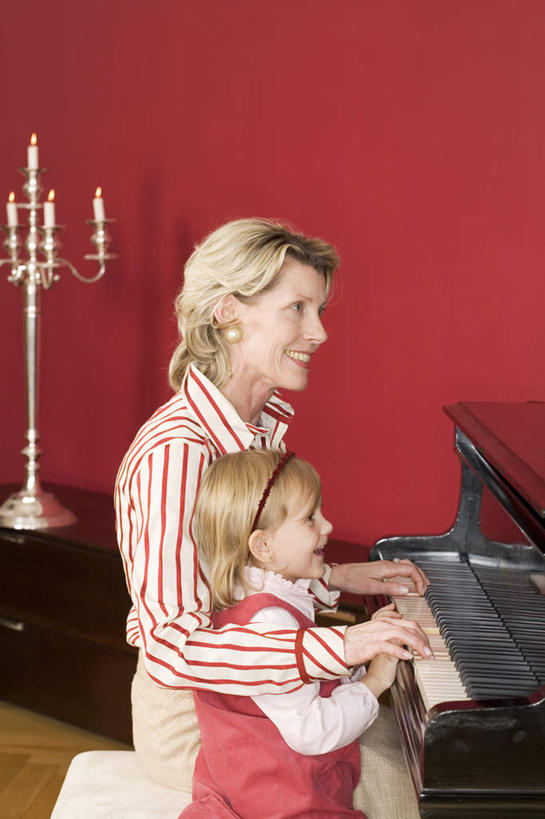 西方人,儿童,老年人,两个人,家庭,祖母,坐,竖图,室内,白天,侧面,纯洁,键盘,欧洲,欧洲人,红色背景,服装,烛台,钢琴,乐器,注视,小孩,衣服,观察,看,温暖,温馨,一家人,可爱,童年,童趣,摄影,服饰,影棚,奶奶,观看,祖孙,和睦,察看,键盘乐器,衣着,蜡烛架,穿着,关注,童真,烂漫,无邪,外婆,外孙女,外祖母,衣饰,烛架,天真,老年女性,女孩,女人,女性,白种人,孩子,孙女,坐着,半身,彩图,影棚拍摄,拍摄,融洽,女生
