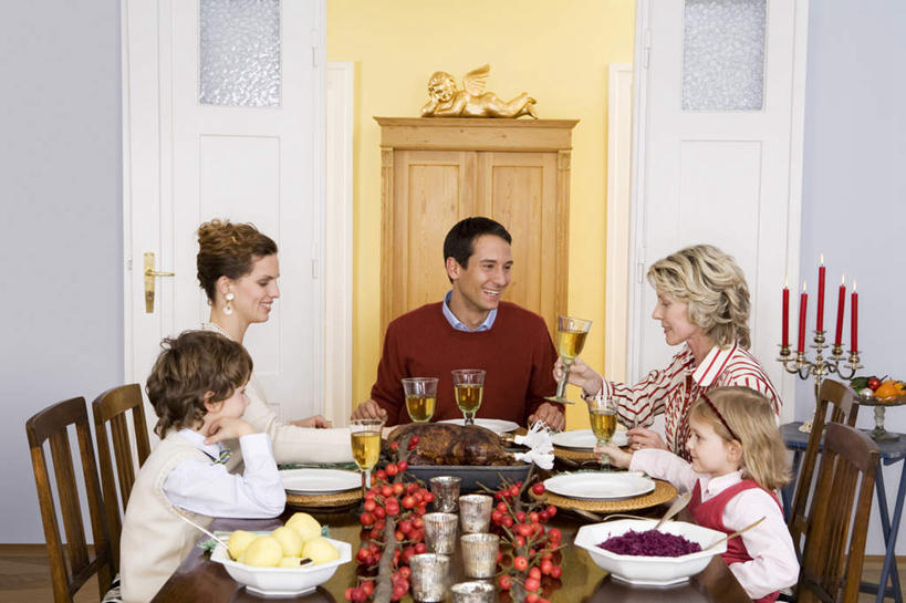 西方人,儿童,中年人,老年人,夫妻,母亲,父亲,女儿,儿子,祖母,三代同堂,客厅,坐,横图,室内,白天,侧面,爱情,纯洁,餐桌,桌子,杯子,欧洲,欧洲人,五个人,握,服装,高脚杯,食品,红酒杯,许多人,浪漫,拿,拿着,注视,祖孙三代,玻璃制品,食物,小孩,衣服,酒杯,观察,看,一群人,温暖,温馨,父女,父子,母女,母子,恩爱,父爱,可爱,母爱,童年,童趣,握着,恋人,服饰,奶奶,餐台,观看,祖孙,和睦,察看,衣着,穿着,关注,童真,烂漫,无邪,外婆,外孙女,外祖母,外孙,外孙子,衣饰,天真,老年女性,男孩,男人,男性,女孩,女人,女性,中年男性,中年女性,白种人,孩子,夫妇,情侣,全家福,孙女,孙子,玻璃杯,坐着,半身,彩图,伴侣,融洽,男生,女生,爸爸,多代同堂,妈妈