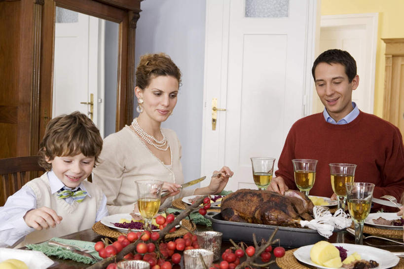 西方人,儿童,中年人,三个人,家庭,夫妻,母亲,父亲,儿子,客厅,坐,笑,微笑,露齿笑,横图,室内,白天,侧面,爱情,纯洁,餐桌,桌子,杯子,餐具,欧洲,圣诞节,欧洲人,握,服装,节日,庆祝,刀叉,高脚杯,食品,红酒杯,火鸡,浪漫,拿,拿着,注视,文化,玻璃制品,食物,小孩,衣服,酒杯,观察,看,庆典,温暖,温馨,父子,母子,三口之家,一家人,恩爱,父爱,可爱,母爱,童年,童趣,握着,恋人,服饰,餐台,观看,纪念,和睦,察看,衣着,穿着,关注,童真,烂漫,无邪,衣饰,天真,男孩,男人,男性,女人,女性,中年男性,中年女性,白种人,孩子,夫妇,情侣,玻璃杯,进餐用具,烹调用具,坐着,半身,彩图,伴侣,融洽,男生