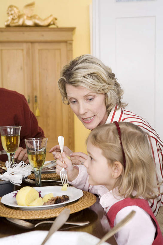 西方人,儿童,老年人,两个人,家庭,祖母,客厅,坐,笑,微笑,露齿笑,竖图,室内,白天,侧面,纯洁,餐桌,桌子,餐具,欧洲,圣诞节,欧洲人,握,服装,节日,庆祝,刀叉,碟子,盘,食品,拿,拿着,注视,文化,食物,小孩,衣服,盘子,碟,观察,看,庆典,温暖,温馨,一家人,可爱,童年,童趣,握着,服饰,奶奶,餐台,观看,纪念,祖孙,和睦,察看,衣着,穿着,关注,童真,烂漫,无邪,外婆,外孙女,外祖母,衣饰,天真,老年女性,女孩,女人,女性,白种人,孩子,孙女,进餐用具,烹调用具,坐着,半身,彩图,融洽,女生