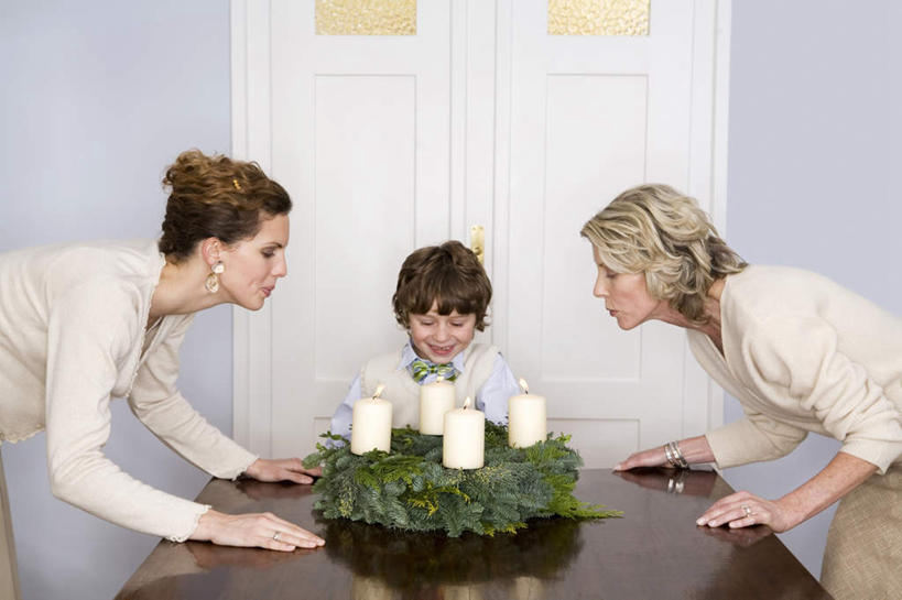 西方人,儿童,中年人,老年人,三个人,母亲,儿子,祖母,三代同堂,站,坐,横图,室内,白天,正面,纯洁,餐桌,门,卧室,桌子,蜡烛,欧洲,欧洲人,服装,火焰,烛台,木门,燃烧,注视,祖孙三代,小孩,衣服,观察,看,站着,温暖,温馨,母子,可爱,母爱,童年,童趣,服饰,奶奶,餐台,观看,祖孙,和睦,察看,衣着,穿着,关注,童真,烂漫,无邪,外婆,外祖母,外孙,外孙子,衣饰,天真,老年女性,男孩,男人,男性,女人,女性,中年女性,白种人,孩子,全家福,孙子,站立,坐着,半身,彩图,睡房,卧房,融洽,男生,多代同堂,妈妈