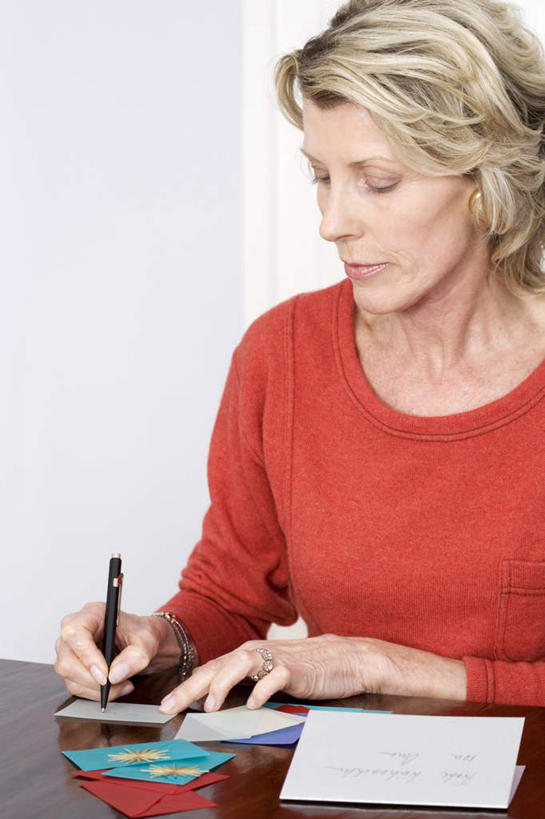 西方人,一个人,坐,竖图,室内,白天,正面,书房,桌子,欧洲,欧洲人,仅一个女性,仅一个人,握,服装,笔,文字,办公用品,钢笔,贺卡,纸张,祝福,拿,拿着,注视,文化,书桌,文具,衣服,卡片,课桌,学习用品,观察,看,握着,服饰,仅一个老年女性,观看,文具用品,察看,衣着,穿着,关注,礼仪,祝愿,衣饰,老年女性,女人,女性,白种人,坐着,半身,彩图