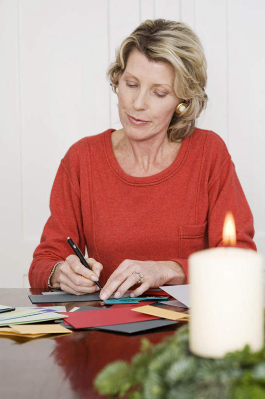 西方人,一个人,坐,竖图,室内,白天,正面,书房,桌子,蜡烛,欧洲,欧洲人,仅一个女性,仅一个人,握,服装,笔,火焰,文字,烛台,办公用品,钢笔,贺卡,纸张,燃烧,祝福,拿,拿着,注视,文化,书桌,文具,衣服,卡片,课桌,学习用品,观察,看,握着,服饰,仅一个老年女性,观看,文具用品,察看,衣着,穿着,关注,礼仪,祝愿,衣饰,老年女性,女人,女性,白种人,坐着,半身,彩图