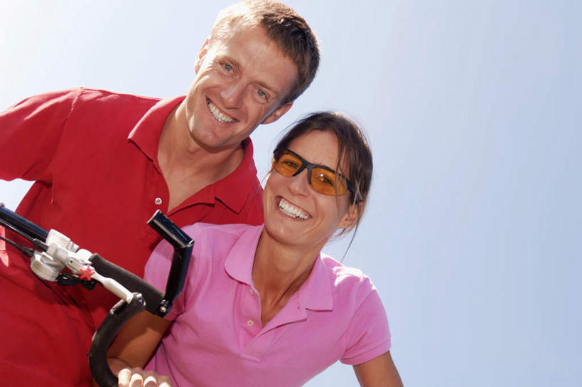 西方人,两个人,家庭,夫妻,站,横图,室外,白天,仰视,爱情,旅游,度假,自行车,欧洲,欧洲人,戴,握,阴影,服装,光线,墨镜,眼镜,影子,浪漫,拿,拿着,注视,娱乐,车,脚踏车,衣服,蓝色,蓝天,天空,阳光,太阳镜,太阳眼镜,交通工具,天,观察,看,站着,享受,休闲,温暖,温馨,一家人,遮阳镜,恩爱,放松,握着,恋人,服饰,晴朗,观看,和睦,察看,衣着,穿着,关注,万里无云,衣饰,男人,男性,年轻男性,年轻女性,女人,女性,白种人,情侣,晴空,晴空万里,玩耍,站立,半身,彩图,低角度拍摄,伴侣,融洽