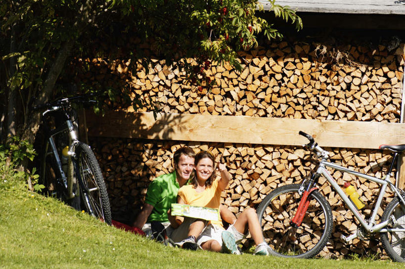 西方人,中年人,两个人,家庭,夫妻,坐,横图,室外,白天,正面,爱情,锻炼,旅游,度假,运动,植物,道路,自行车,地图,欧洲,欧洲人,指,阴影,服装,光线,信息,影子,交通,浪漫,注视,方向,娱乐,车,脚踏车,树,树木,衣服,绿色,阳光,自然,交通工具,观察,看,手势,享受,休闲,温暖,温馨,一家人,恩爱,放松,恋人,服饰,生长,成长,观看,引导,指引,和睦,察看,指向,衣着,穿着,关注,室外运动,户外运动,衣饰,男人,男性,女人,女性,中年男性,中年女性,白种人,夫妇,情侣,坐着,彩图,全身,健身,伴侣,融洽,导航