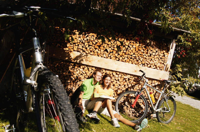 西方人,中年人,两个人,家庭,夫妻,坐,横图,室外,白天,正面,爱情,锻炼,旅游,度假,运动,植物,道路,自行车,地图,欧洲,欧洲人,指,阴影,服装,光线,信息,影子,交通,浪漫,注视,方向,娱乐,车,脚踏车,树,树木,衣服,绿色,阳光,自然,交通工具,观察,看,手势,享受,休闲,温暖,温馨,一家人,恩爱,放松,恋人,服饰,生长,成长,观看,引导,指引,和睦,察看,指向,衣着,穿着,关注,室外运动,户外运动,衣饰,男人,男性,女人,女性,中年男性,中年女性,白种人,夫妇,情侣,坐着,彩图,全身,健身,伴侣,融洽,导航