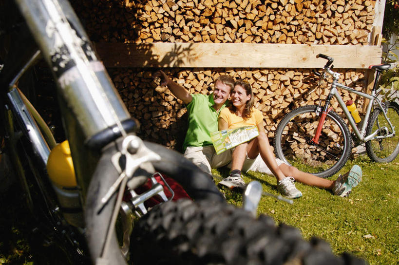 西方人,中年人,两个人,家庭,夫妻,坐,横图,室外,白天,正面,爱情,锻炼,旅游,度假,运动,道路,自行车,地图,欧洲,欧洲人,指,阴影,服装,光线,信息,影子,交通,浪漫,注视,方向,娱乐,车,脚踏车,衣服,阳光,交通工具,观察,看,手势,享受,休闲,温暖,温馨,一家人,恩爱,放松,恋人,服饰,观看,引导,指引,和睦,察看,指向,衣着,穿着,关注,室外运动,户外运动,衣饰,男人,男性,女人,女性,中年男性,中年女性,白种人,夫妇,情侣,坐着,彩图,全身,健身,伴侣,融洽,导航