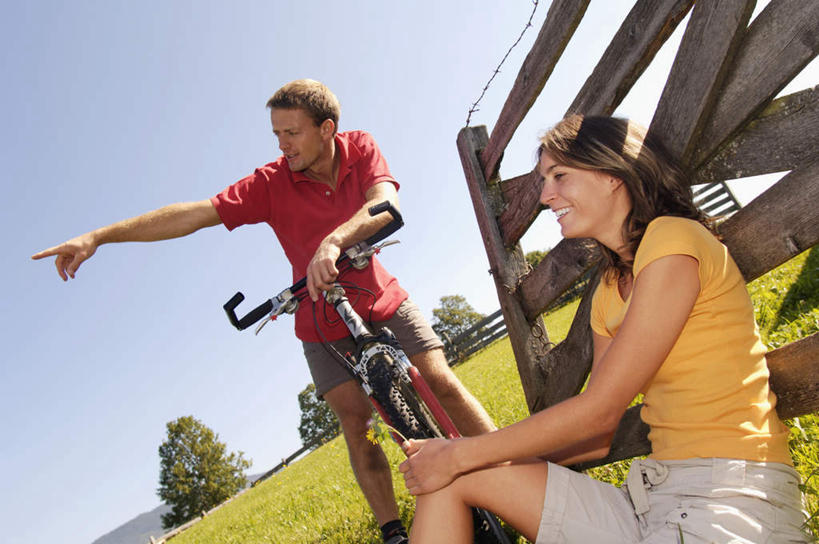 西方人,中年人,两个人,家庭,夫妻,栏杆,坐,笑,微笑,露齿笑,横图,室外,白天,仰视,爱情,锻炼,旅游,度假,运动,草地,草坪,植物,自行车,欧洲,欧洲人,指,阴影,服装,光线,影子,栅栏,篱笆,围栏,浪漫,注视,方向,娱乐,护栏,车,脚踏车,草,树,树木,衣服,蓝色,绿色,蓝天,天空,阳光,自然,交通工具,天,观察,看,手势,享受,休闲,温暖,温馨,一家人,恩爱,放松,恋人,服饰,生长,晴朗,成长,观看,和睦,察看,指向,衣着,穿着,关注,室外运动,户外运动,万里无云,衣饰,男人,男性,女人,女性,中年男性,中年女性,白种人,夫妇,情侣,晴空,晴空万里,坐着,半身,彩图,低角度拍摄,健身,伴侣,融洽