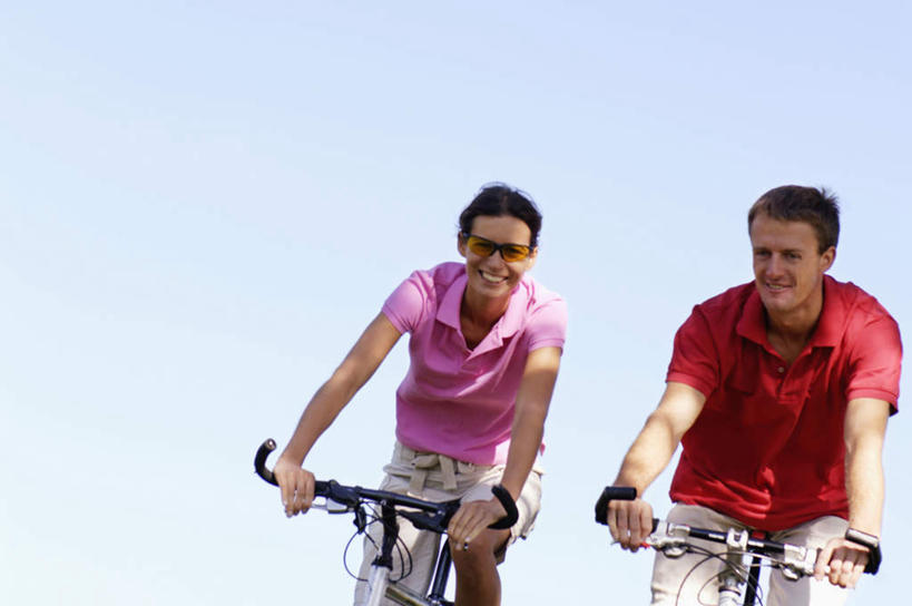 西方人,中年人,两个人,家庭,夫妻,笑,微笑,露齿笑,横图,室外,白天,仰视,爱情,锻炼,旅游,度假,运动,自行车,欧洲,欧洲人,戴,阴影,服装,光线,墨镜,眼镜,影子,浪漫,娱乐,车,脚踏车,衣服,蓝色,蓝天,天空,阳光,太阳镜,太阳眼镜,交通工具,天,享受,休闲,温暖,温馨,一家人,遮阳镜,恩爱,放松,恋人,服饰,晴朗,和睦,衣着,穿着,室外运动,户外运动,万里无云,衣饰,男人,男性,女人,女性,中年男性,中年女性,白种人,夫妇,情侣,晴空,晴空万里,半身,彩图,低角度拍摄,健身,伴侣,融洽