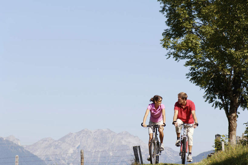 西方人,中年人,两个人,家庭,夫妻,栏杆,笑,微笑,露齿笑,横图,室外,白天,正面,爱情,锻炼,旅游,度假,运动,石头,山,山脉,植物,自行车,欧洲,欧洲人,戴,阴影,服装,光线,墨镜,石子,眼镜,影子,山峰,围栏,山峦,浪漫,娱乐,护栏,相视,车,脚踏车,树,树木,衣服,蓝色,绿色,蓝天,天空,阳光,自然,太阳镜,太阳眼镜,交通工具,群山,天,享受,休闲,温暖,温馨,一家人,面对面,遮阳镜,恩爱,放松,恋人,服饰,生长,晴朗,成长,对视,和睦,互视,衣着,穿着,室外运动,相对,户外运动,万里无云,相看,衣饰,男人,男性,女人,女性,中年男性,中年女性,白种人,夫妇,情侣,石块,岩石,晴空,晴空万里,彩图,全身,健身,伴侣,融洽