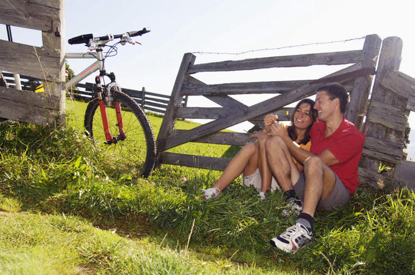 西方人,中年人,两个人,家庭,夫妻,栏杆,坐,笑,微笑,露齿笑,横图,室外,白天,仰视,爱情,锻炼,旅游,度假,运动,自行车,欧洲,欧洲人,阴影,服装,盛开,光线,影子,围栏,浪漫,拿,花蕾,拿着,注视,娱乐,护栏,车,脚踏车,花,花瓣,花朵,鲜花,衣服,阳光,交通工具,花苞,花蕊,观察,看,享受,休闲,温暖,温馨,一家人,恩爱,放松,恋人,服饰,观看,和睦,察看,衣着,穿着,关注,室外运动,户外运动,衣饰,男人,男性,女人,女性,中年男性,中年女性,白种人,夫妇,情侣,坐着,彩图,低角度拍摄,全身,健身,伴侣,融洽