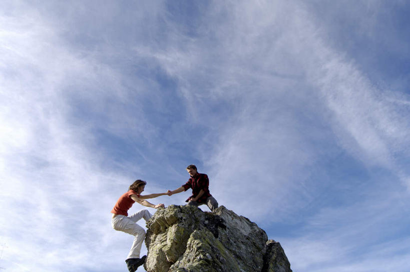 西方人,中年人,两个人,家庭,夫妻,站,握手,笑,攀登,微笑,露齿笑,横图,室外,白天,仰视,爱情,锻炼,旅游,度假,探险,运动,攀岩,石头,山,山脉,欧洲,欧洲人,服装,石子,山峰,云,云朵,山峦,浪漫,云彩,注视,娱乐,极限运动,衣服,蓝色,白云,蓝天,天空,群山,天,观察,看,站着,享受,休闲,温暖,温馨,一家人,爬,恩爱,放松,恋人,服饰,晴朗,观看,和睦,察看,衣着,穿着,关注,室外运动,户外运动,衣饰,冒险,体育,男人,男性,女人,女性,中年男性,中年女性,白种人,夫妇,情侣,石块,岩石,晴空,登山,拉手,攀爬,手拉手,手握手,站立,彩图,低角度拍摄,全身,健身,伴侣,融洽