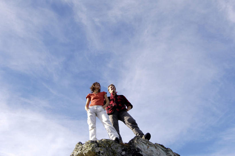 西方人,中年人,两个人,家庭,夫妻,站,笑,攀登,微笑,露齿笑,横图,室外,白天,仰视,爱情,锻炼,旅游,度假,探险,运动,攀岩,石头,山,山脉,欧洲,欧洲人,服装,石子,山峰,云,云朵,山峦,浪漫,云彩,注视,娱乐,极限运动,衣服,蓝色,白云,蓝天,天空,群山,天,观察,看,站着,享受,休闲,温暖,温馨,一家人,爬,恩爱,放松,恋人,服饰,晴朗,观看,和睦,察看,衣着,穿着,关注,室外运动,户外运动,衣饰,冒险,体育,男人,男性,女人,女性,中年男性,中年女性,白种人,夫妇,情侣,石块,岩石,晴空,登山,攀爬,站立,彩图,低角度拍摄,全身,健身,伴侣,融洽