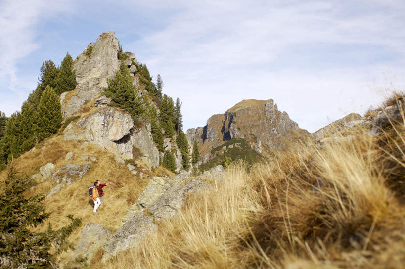 西方人,中年人,两个人,家庭,夫妻,站,攀登,横图,室外,白天,正面,爱情,锻炼,旅游,度假,探险,运动,攀岩,石头,山,山脉,欧洲,欧洲人,指,服装,石子,山峰,云,云朵,山峦,浪漫,云彩,注视,方向,娱乐,极限运动,衣服,蓝色,白云,蓝天,天空,群山,天,观察,看,手势,站着,享受,休闲,温暖,温馨,一家人,爬,恩爱,放松,恋人,服饰,晴朗,观看,和睦,察看,指向,衣着,穿着,关注,室外运动,户外运动,衣饰,冒险,体育,男人,男性,女人,女性,中年男性,中年女性,白种人,夫妇,情侣,石块,岩石,晴空,登山,攀爬,站立,彩图,全身,健身,伴侣,融洽