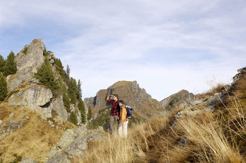 西方人,中年人,两个人,家庭,夫妻,站,攀登,横图,室外,白天,正面,爱情,锻炼,旅游,度假,探险,运动,攀岩,石头,山,山脉,欧洲,欧洲人,服装,包,石子,山峰,云,云朵,山峦,浪漫,云彩,旅行包,注视,娱乐,极限运动,衣服,蓝色,白云,蓝天,天空,背包,群山,天,观察,看,站着,享受,休闲,温暖,温馨,一家人,爬,恩爱,放松,恋人,服饰,晴朗,观看,和睦,察看,衣着,穿着,关注,室外运动,户外运动,旅游包,衣饰,冒险,体育,男人,男性,女人,女性,中年男性,中年女性,白种人,夫妇,情侣,石块,岩石,晴空,登山,攀爬,站立,彩图,全身,健身,伴侣,融洽,双肩包