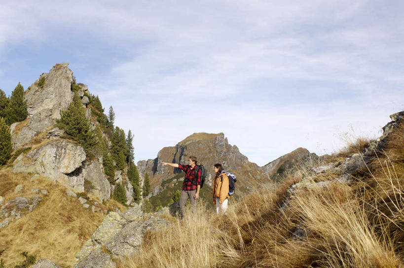 西方人,中年人,两个人,家庭,夫妻,站,攀登,横图,室外,白天,正面,爱情,锻炼,旅游,度假,探险,运动,攀岩,石头,山,山脉,欧洲,欧洲人,指,服装,包,石子,山峰,云,云朵,山峦,浪漫,云彩,旅行包,注视,方向,娱乐,极限运动,衣服,蓝色,白云,蓝天,天空,背包,群山,天,观察,看,手势,站着,享受,休闲,温暖,温馨,一家人,爬,恩爱,放松,恋人,服饰,晴朗,观看,和睦,察看,指向,衣着,穿着,关注,室外运动,户外运动,旅游包,衣饰,冒险,体育,男人,男性,女人,女性,中年男性,中年女性,白种人,夫妇,情侣,石块,岩石,晴空,登山,攀爬,站立,彩图,全身,健身,伴侣,融洽,双肩包