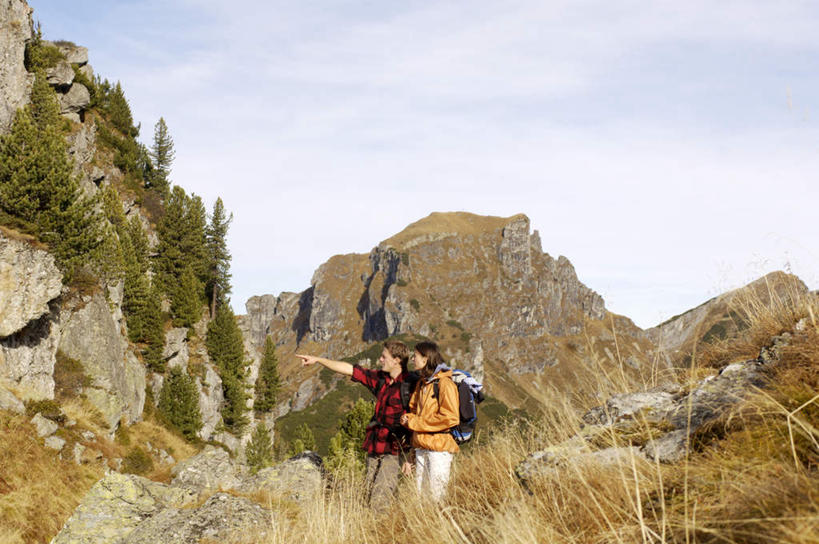 西方人,中年人,两个人,家庭,夫妻,站,攀登,横图,室外,白天,正面,爱情,锻炼,旅游,度假,探险,运动,攀岩,石头,山,山脉,欧洲,欧洲人,指,服装,包,石子,山峰,云,云朵,山峦,浪漫,云彩,旅行包,注视,方向,娱乐,极限运动,衣服,蓝色,白云,蓝天,天空,背包,群山,天,观察,看,手势,站着,享受,休闲,温暖,温馨,一家人,爬,恩爱,放松,恋人,服饰,晴朗,观看,和睦,察看,指向,衣着,穿着,关注,室外运动,户外运动,旅游包,衣饰,冒险,体育,男人,男性,女人,女性,中年男性,中年女性,白种人,夫妇,情侣,石块,岩石,晴空,登山,攀爬,站立,彩图,全身,健身,伴侣,融洽,双肩包