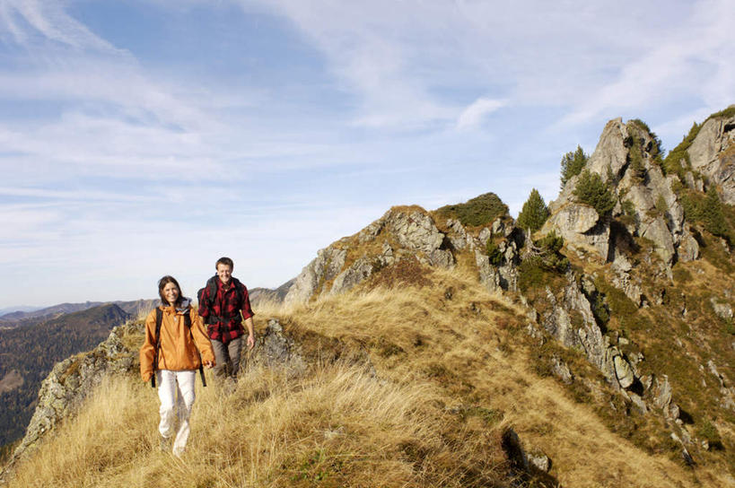 西方人,中年人,两个人,家庭,夫妻,站,笑,攀登,微笑,露齿笑,横图,室外,白天,正面,爱情,锻炼,旅游,度假,探险,运动,攀岩,石头,山,山脉,欧洲,欧洲人,服装,包,石子,山峰,云,云朵,山峦,浪漫,云彩,旅行包,注视,娱乐,极限运动,衣服,蓝色,白云,蓝天,天空,背包,群山,天,观察,看,站着,享受,休闲,温暖,温馨,一家人,爬,恩爱,放松,恋人,服饰,晴朗,观看,和睦,察看,衣着,穿着,关注,室外运动,户外运动,旅游包,衣饰,冒险,体育,男人,男性,女人,女性,中年男性,中年女性,白种人,夫妇,情侣,石块,岩石,晴空,登山,攀爬,站立,彩图,全身,健身,伴侣,融洽,双肩包