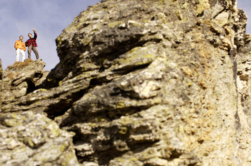 西方人,中年人,两个人,家庭,夫妻,站,攀登,横图,室外,白天,仰视,爱情,锻炼,旅游,度假,探险,运动,攀岩,石头,山,山脉,欧洲,欧洲人,服装,石子,山峰,云,云朵,山峦,浪漫,云彩,注视,娱乐,极限运动,衣服,蓝色,白云,蓝天,天空,群山,天,观察,看,站着,享受,休闲,温暖,温馨,一家人,爬,恩爱,放松,恋人,服饰,晴朗,观看,和睦,察看,衣着,穿着,关注,室外运动,户外运动,衣饰,冒险,体育,男人,男性,女人,女性,中年男性,中年女性,白种人,夫妇,情侣,石块,岩石,晴空,登山,攀爬,站立,彩图,低角度拍摄,全身,健身,伴侣,融洽