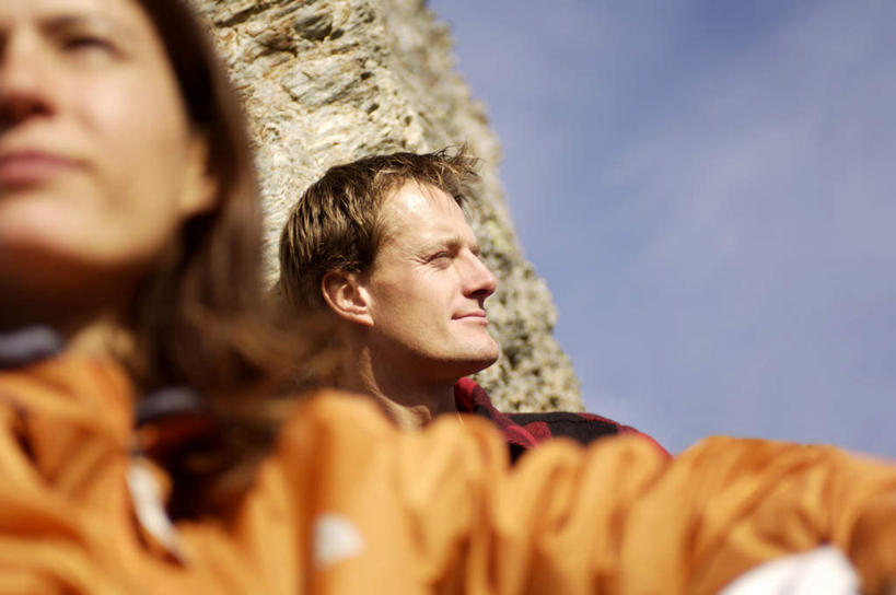 西方人,中年人,脸,脸颊,两个人,家庭,夫妻,坐,攀登,横图,室外,白天,仰视,爱情,锻炼,旅游,度假,探险,运动,攀岩,石头,山,山脉,欧洲,欧洲人,服装,朦胧,模糊,石子,山峰,云,云朵,山峦,浪漫,云彩,注视,娱乐,极限运动,衣服,蓝色,白云,蓝天,天空,群山,天,观察,看,享受,休闲,温暖,温馨,一家人,爬,恩爱,放松,恋人,服饰,晴朗,观看,和睦,察看,衣着,穿着,关注,室外运动,户外运动,衣饰,冒险,体育,男人,男性,女人,女性,中年男性,中年女性,白种人,脸部,脸蛋,面部,夫妇,情侣,石块,岩石,晴空,登山,攀爬,坐着,半身,彩图,低角度拍摄,健身,伴侣,融洽