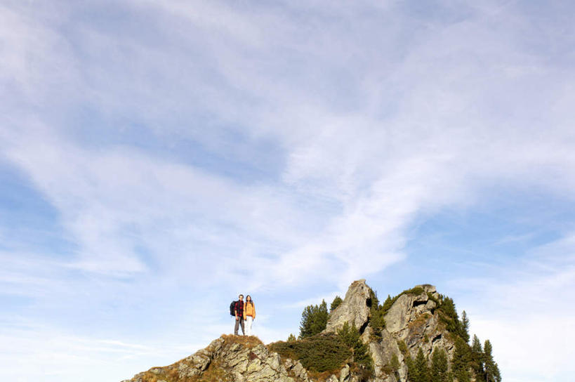 西方人,中年人,两个人,家庭,夫妻,站,攀登,横图,室外,白天,仰视,爱情,锻炼,旅游,度假,探险,运动,攀岩,石头,山,山脉,欧洲,欧洲人,服装,包,石子,山峰,云,云朵,山峦,浪漫,云彩,旅行包,注视,娱乐,极限运动,衣服,蓝色,白云,蓝天,天空,背包,群山,天,观察,看,站着,享受,休闲,温暖,温馨,一家人,爬,恩爱,放松,恋人,服饰,晴朗,观看,和睦,察看,衣着,穿着,关注,室外运动,户外运动,旅游包,衣饰,冒险,体育,男人,男性,女人,女性,中年男性,中年女性,白种人,夫妇,情侣,石块,岩石,晴空,登山,攀爬,站立,彩图,低角度拍摄,全身,健身,伴侣,融洽,双肩包