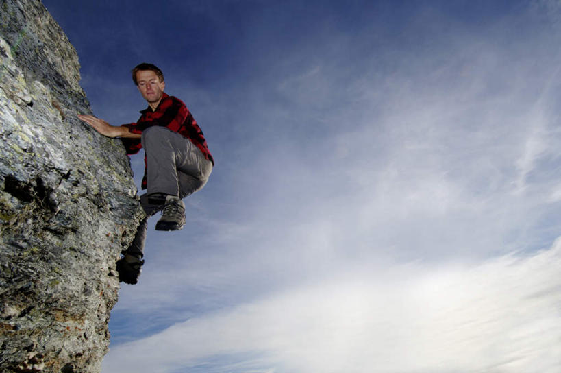 西方人,一个人,站,攀登,横图,室外,白天,仰视,锻炼,旅游,度假,探险,运动,攀岩,石头,山,山脉,欧洲,欧洲人,仅一个男性,仅一个人,服装,石子,山峰,云,云朵,山峦,云彩,注视,娱乐,极限运动,仅一个年轻男性,衣服,蓝色,白云,蓝天,天空,群山,天,观察,看,站着,享受,休闲,爬,放松,服饰,晴朗,观看,察看,衣着,穿着,关注,室外运动,户外运动,衣饰,冒险,体育,男人,男性,年轻男性,白种人,石块,岩石,晴空,登山,攀爬,站立,彩图,低角度拍摄,全身,健身