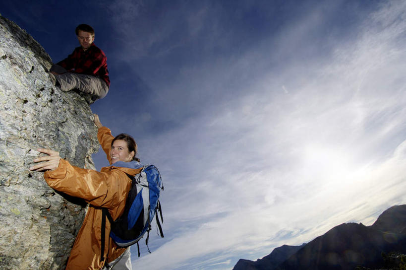 西方人,中年人,两个人,家庭,夫妻,站,笑,攀登,微笑,露齿笑,横图,室外,白天,仰视,爱情,锻炼,旅游,度假,探险,运动,攀岩,石头,山,山脉,欧洲,欧洲人,服装,包,石子,山峰,云,云朵,山峦,浪漫,云彩,旅行包,注视,娱乐,极限运动,衣服,蓝色,白云,蓝天,天空,背包,群山,天,观察,看,站着,享受,休闲,温暖,温馨,一家人,爬,恩爱,放松,恋人,服饰,晴朗,观看,和睦,察看,衣着,穿着,关注,室外运动,户外运动,旅游包,衣饰,冒险,体育,男人,男性,女人,女性,中年男性,中年女性,白种人,夫妇,情侣,石块,岩石,晴空,登山,攀爬,站立,半身,彩图,低角度拍摄,健身,伴侣,融洽,双肩包