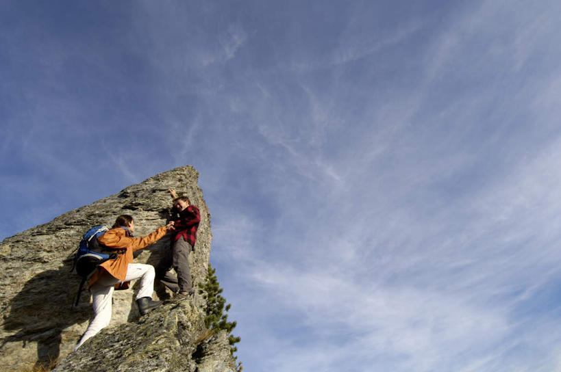 西方人,中年人,两个人,家庭,夫妻,站,握手,攀登,横图,室外,白天,仰视,爱情,锻炼,旅游,度假,探险,运动,攀岩,欧洲,欧洲人,服装,包,云,云朵,浪漫,云彩,旅行包,娱乐,极限运动,衣服,蓝色,白云,蓝天,天空,背包,天,站着,享受,休闲,温暖,温馨,一家人,爬,恩爱,放松,恋人,服饰,晴朗,和睦,衣着,穿着,室外运动,户外运动,旅游包,衣饰,冒险,体育,男人,男性,女人,女性,中年男性,中年女性,白种人,夫妇,情侣,晴空,登山,拉手,攀爬,手拉手,手握手,站立,彩图,低角度拍摄,全身,健身,伴侣,融洽,双肩包