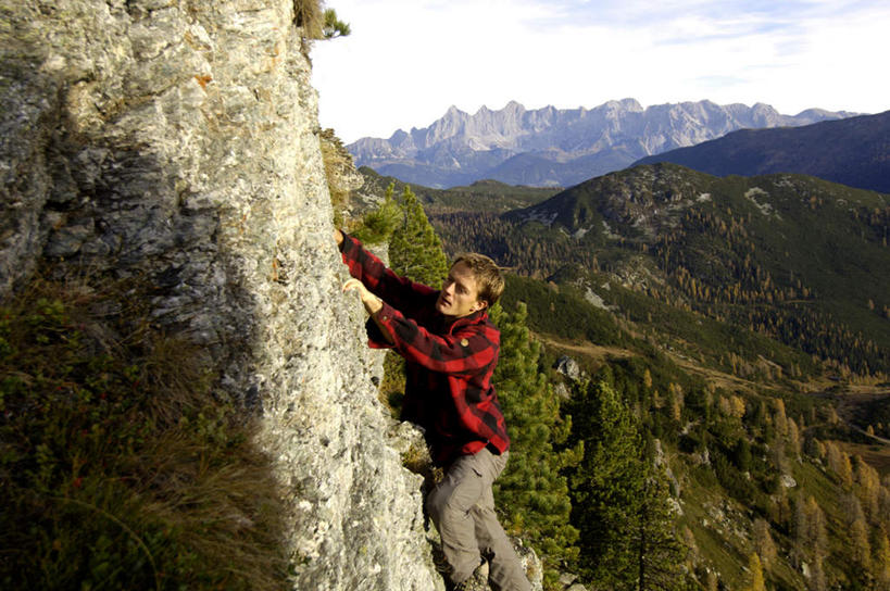 西方人,一个人,攀登,横图,俯视,室外,白天,锻炼,旅游,度假,探险,运动,攀岩,石头,山,山脉,欧洲,欧洲人,仅一个男性,仅一个人,服装,石子,山峰,云,云朵,山峦,云彩,娱乐,极限运动,仅一个年轻男性,衣服,蓝色,白云,蓝天,天空,群山,天,享受,休闲,爬,放松,服饰,晴朗,衣着,穿着,室外运动,户外运动,衣饰,冒险,体育,男人,男性,年轻男性,白种人,石块,岩石,晴空,登山,攀爬,半身,彩图,高角度拍摄,健身